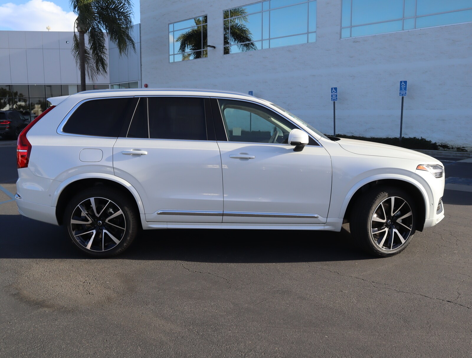 2025 Volvo XC90 Plus photo 3