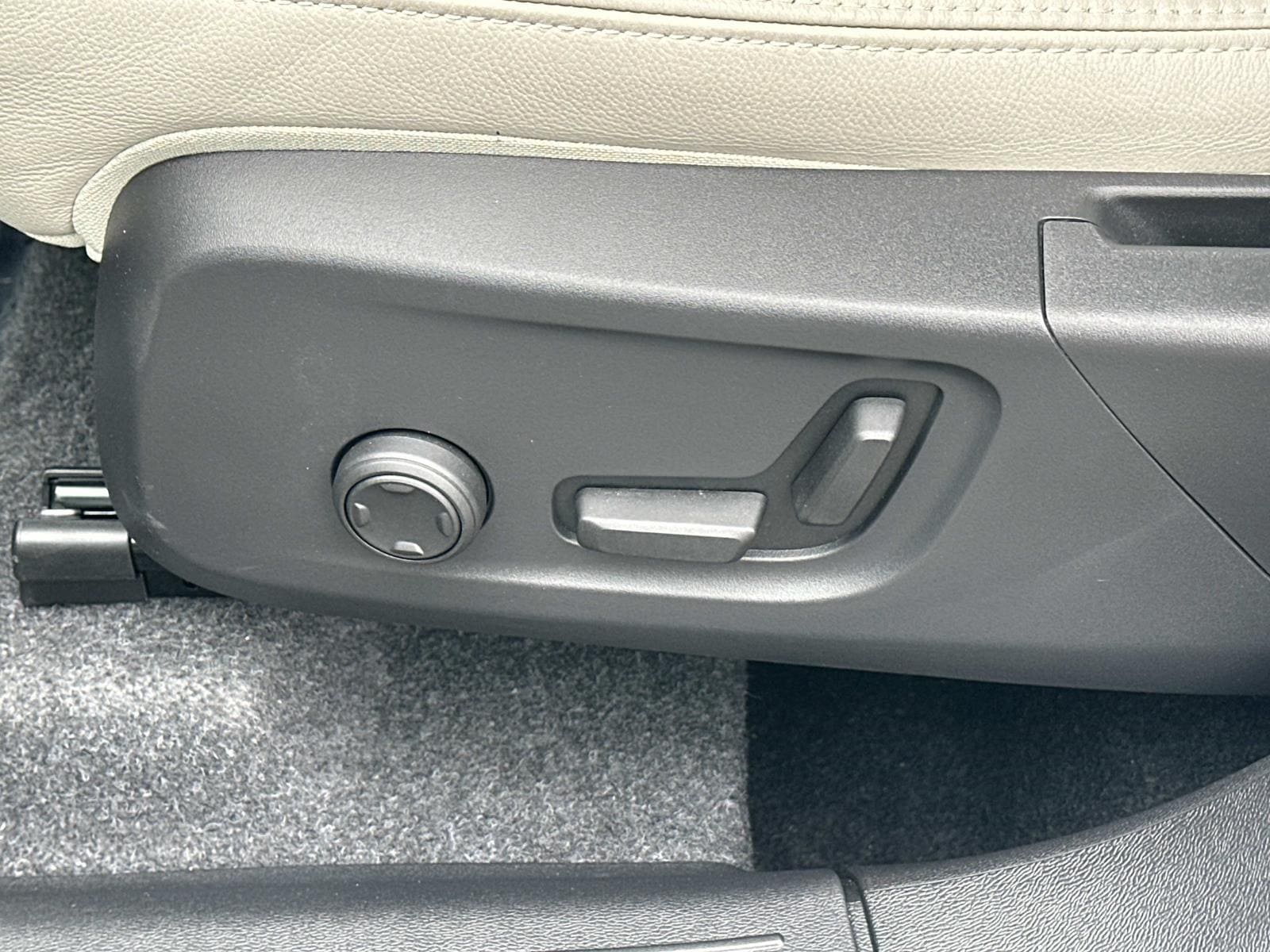 2026 Volvo XC40 Plus - Photo 19