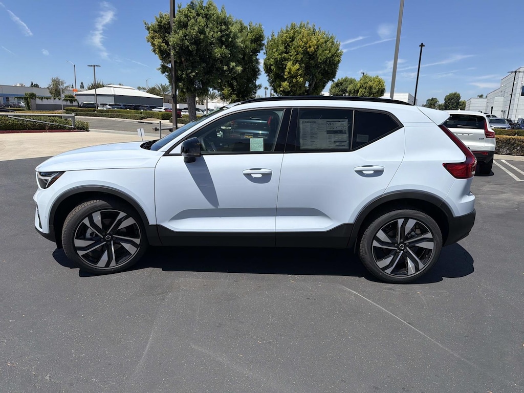 New 2026 Volvo XC40 B5 Ultra SUV