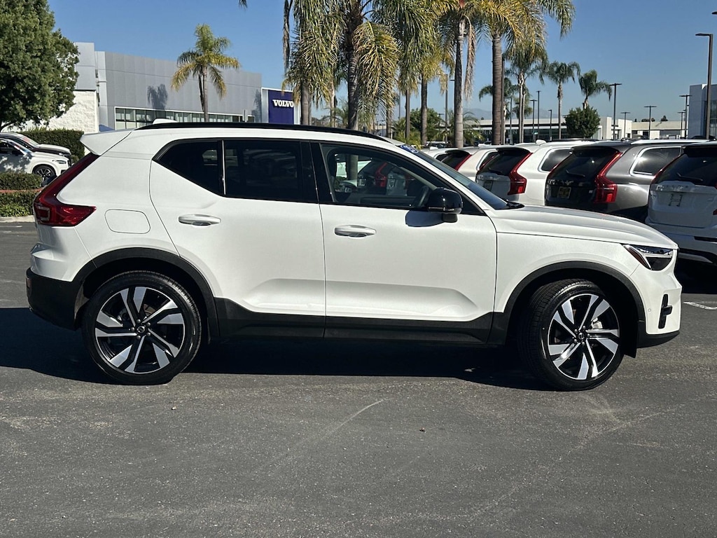 Certified 2025 Volvo XC40 B5 AWD Plus Dark Theme Sport Utility