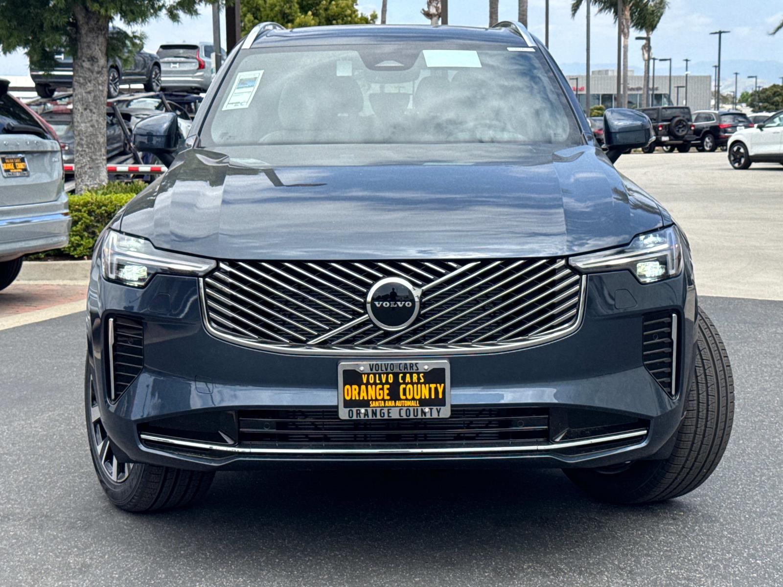 2025 Volvo XC90 Core photo 2
