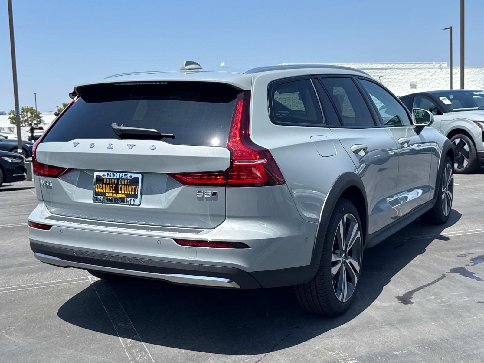 2025 Volvo V60 Cross Country B5 Plus photo 4