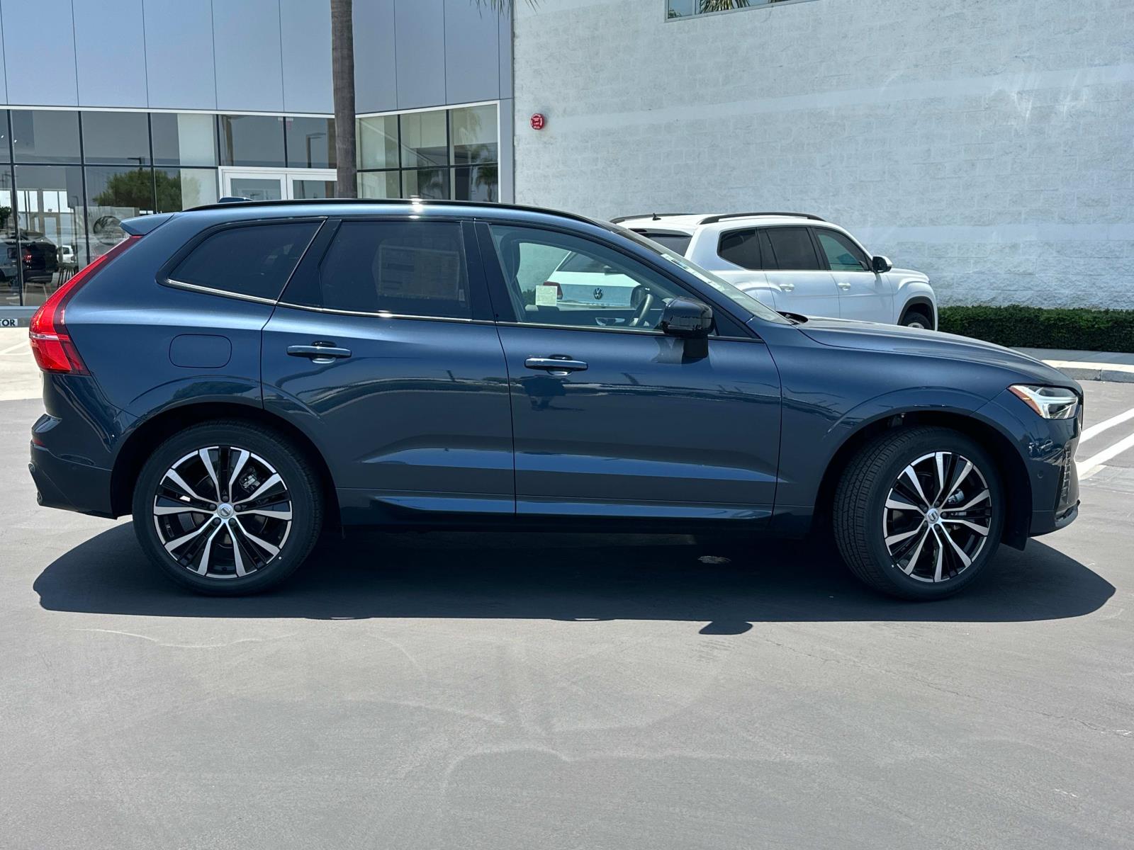 2025 Volvo XC60 B5 Plus photo 3