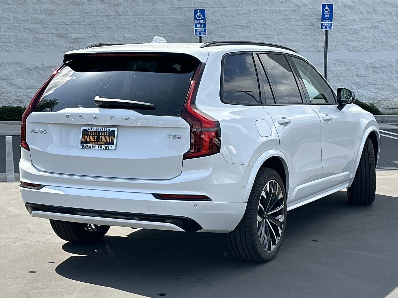 2026 Volvo XC90 T8 photo 4