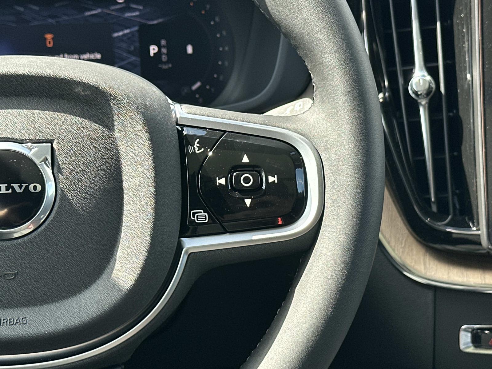 2026 Volvo XC60 Plus - Photo 9