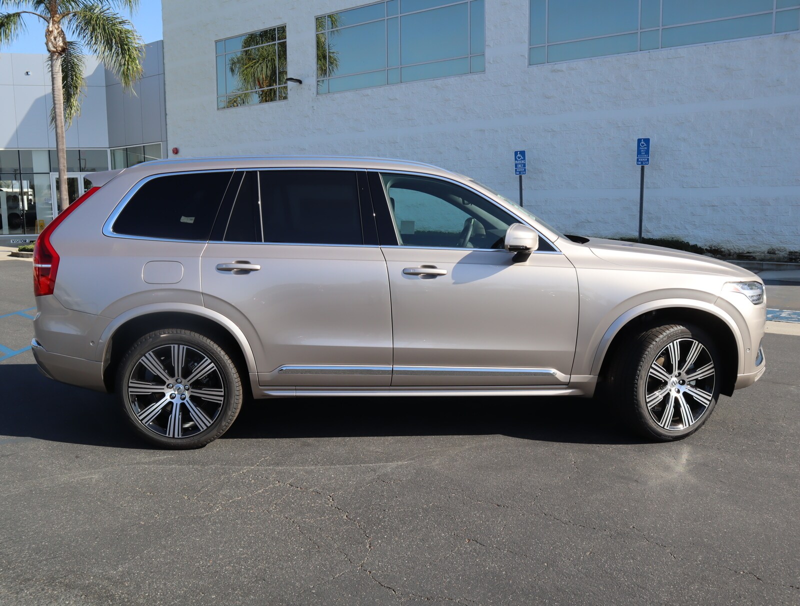 2025 Volvo XC90 photo 2