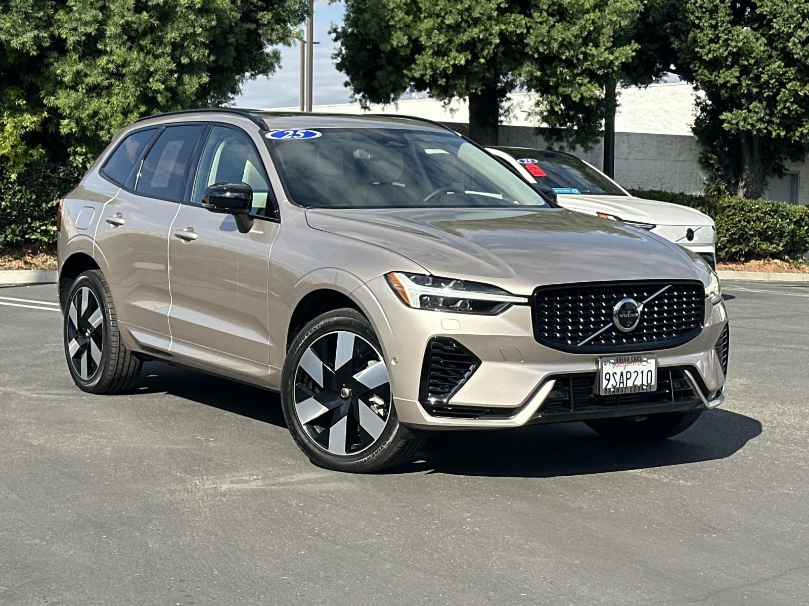2025 Volvo XC60 Plus's photo