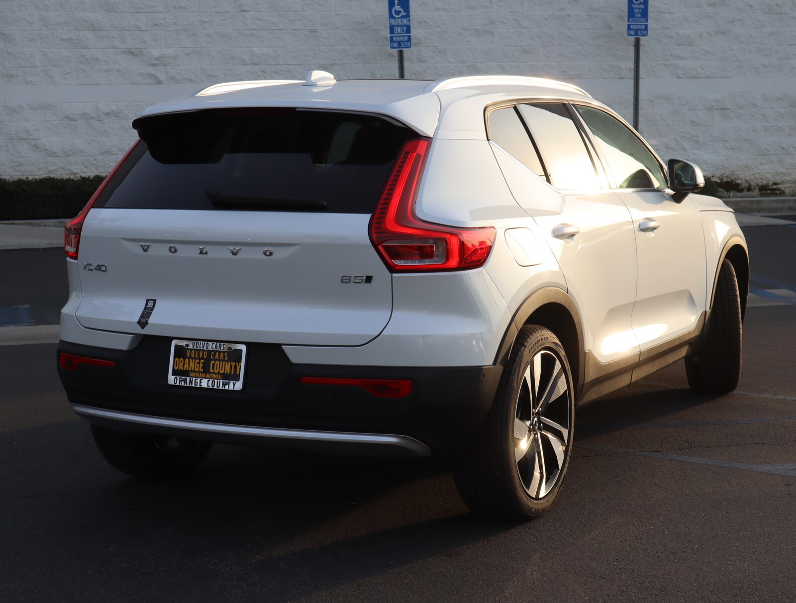 2025 Volvo XC40 Plus photo 2
