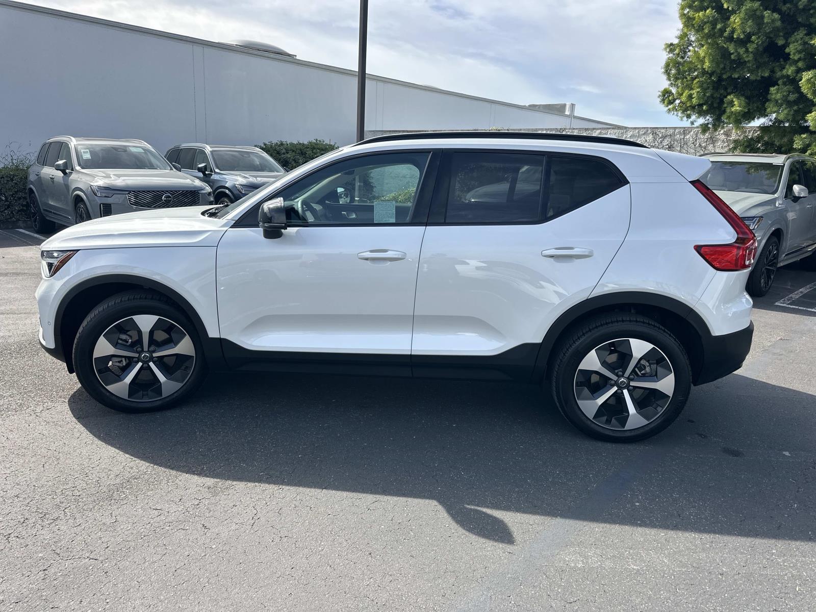 2026 Volvo XC40 Plus - Photo 7