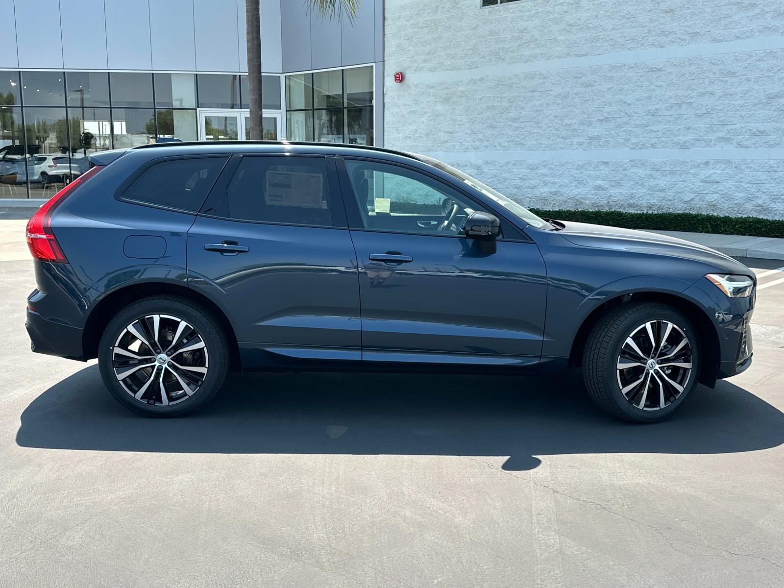 2025 Volvo XC60 B5 Plus photo 2