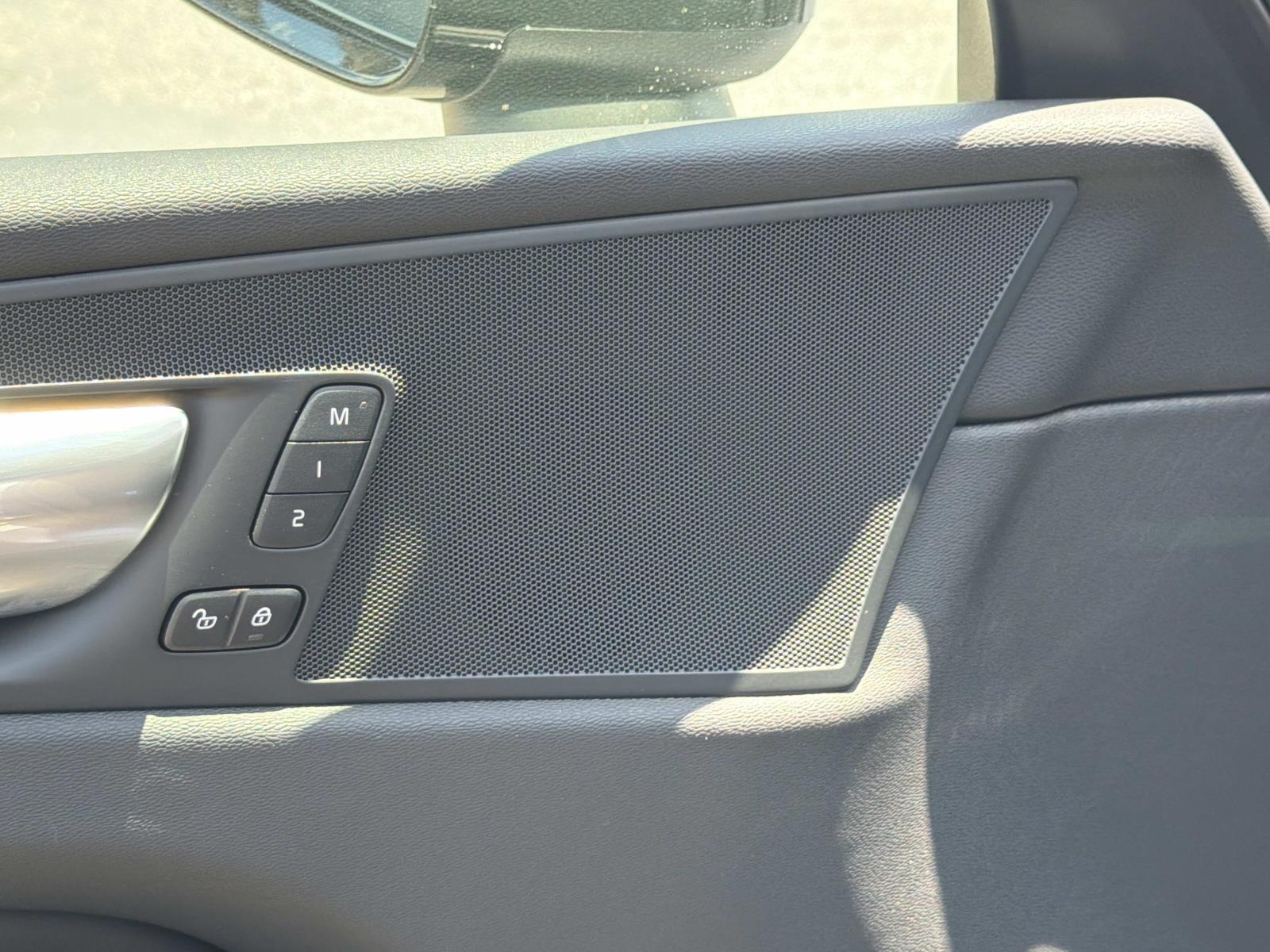 2026 Volvo XC60 Plus - Photo 16