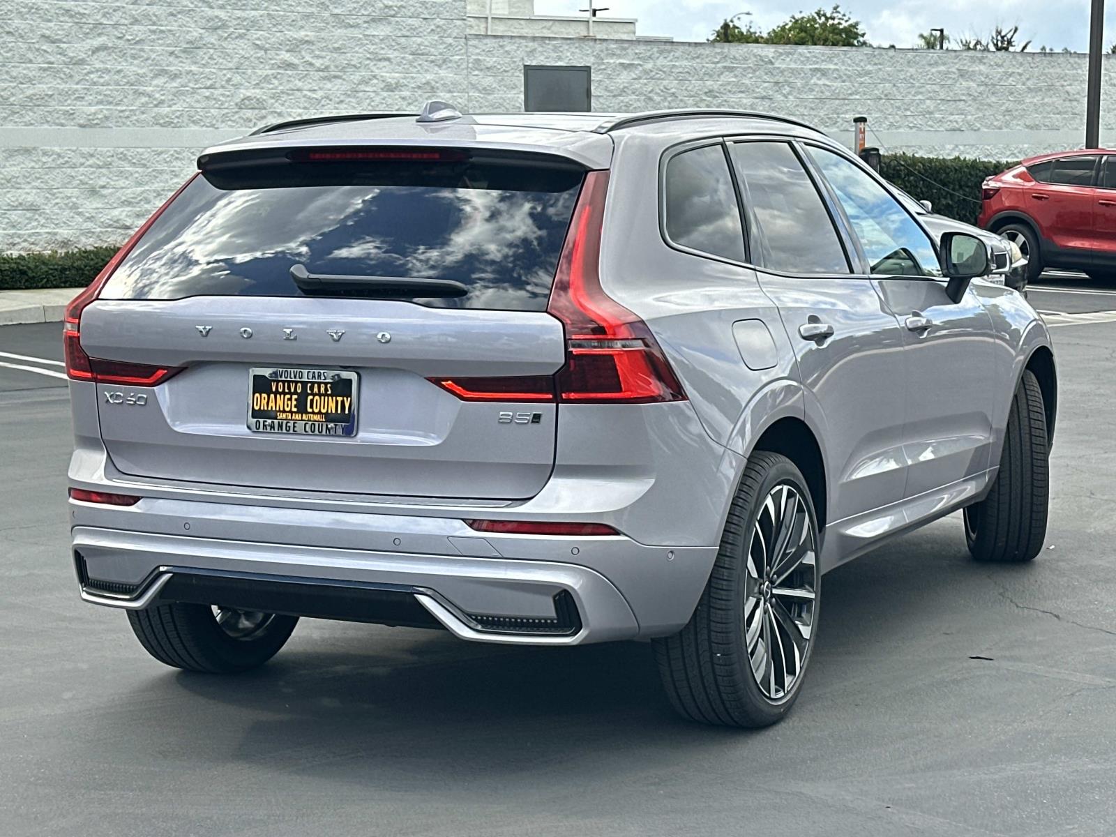 2026 Volvo XC60 B5 photo 4