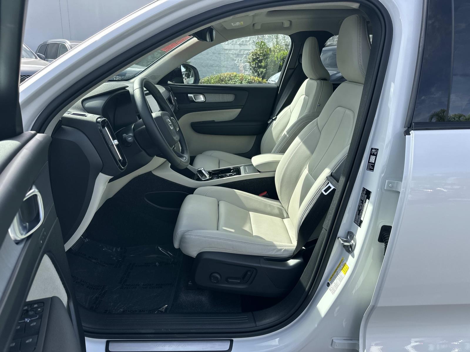 2026 Volvo XC40 Plus - Photo 17