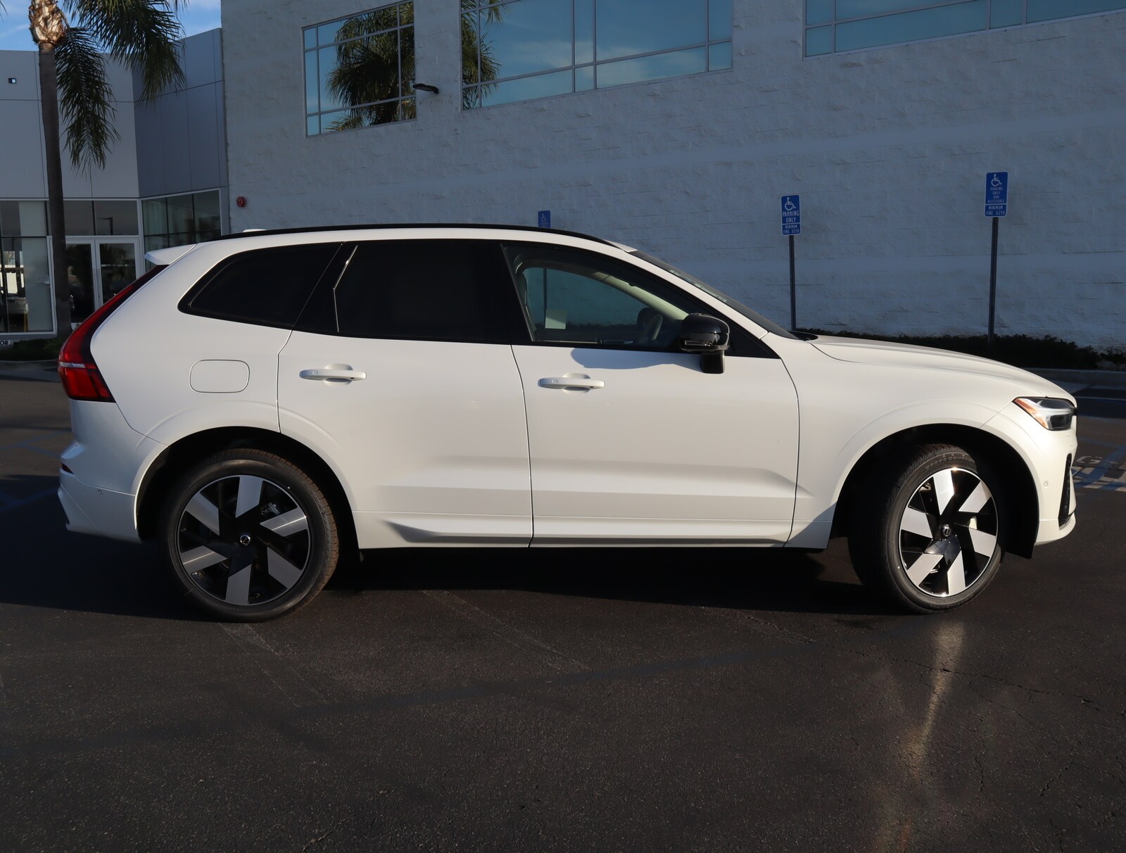 2025 Volvo XC60 Hybrid T8 Plus photo 3