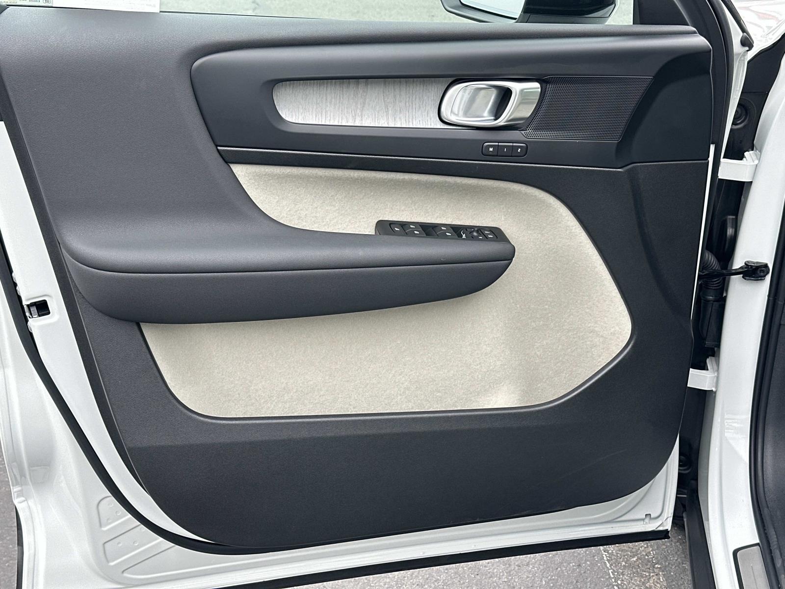 2026 Volvo XC40 Plus - Photo 16