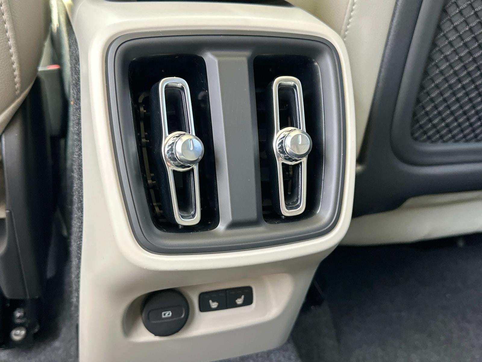 2026 Volvo XC40 Plus - Photo 10