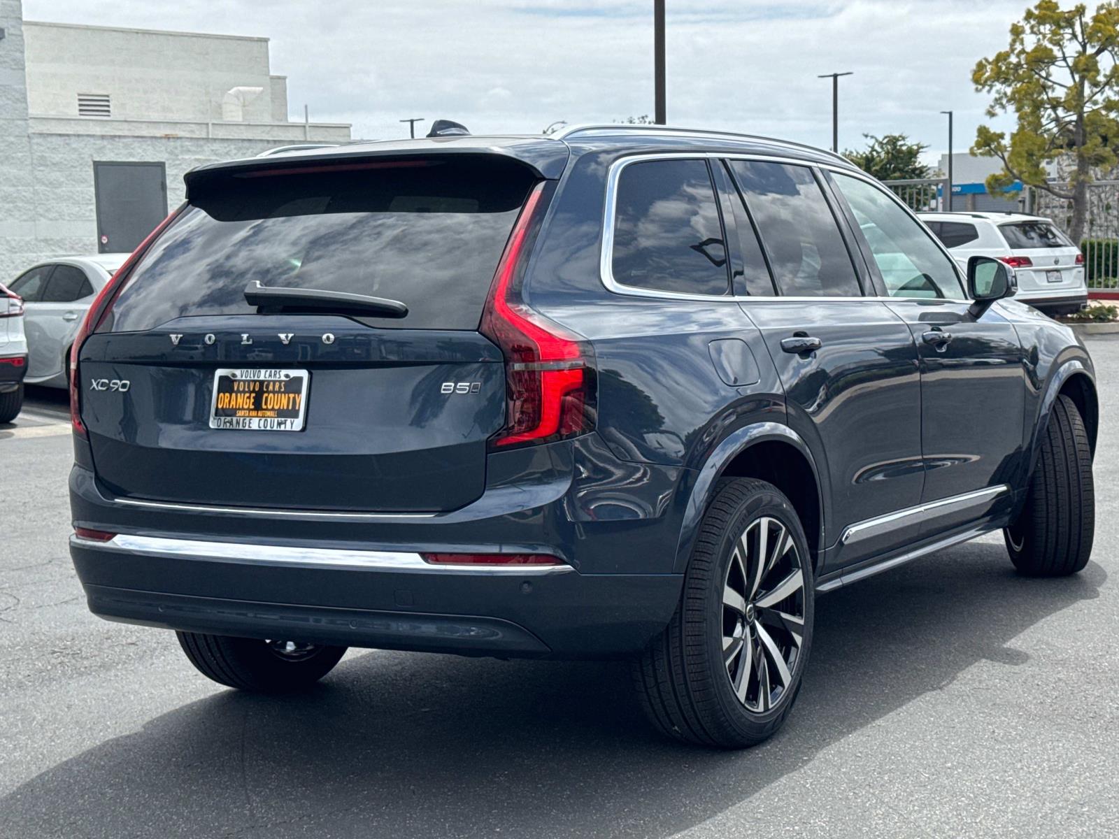 2025 Volvo XC90 B5 Core photo 2