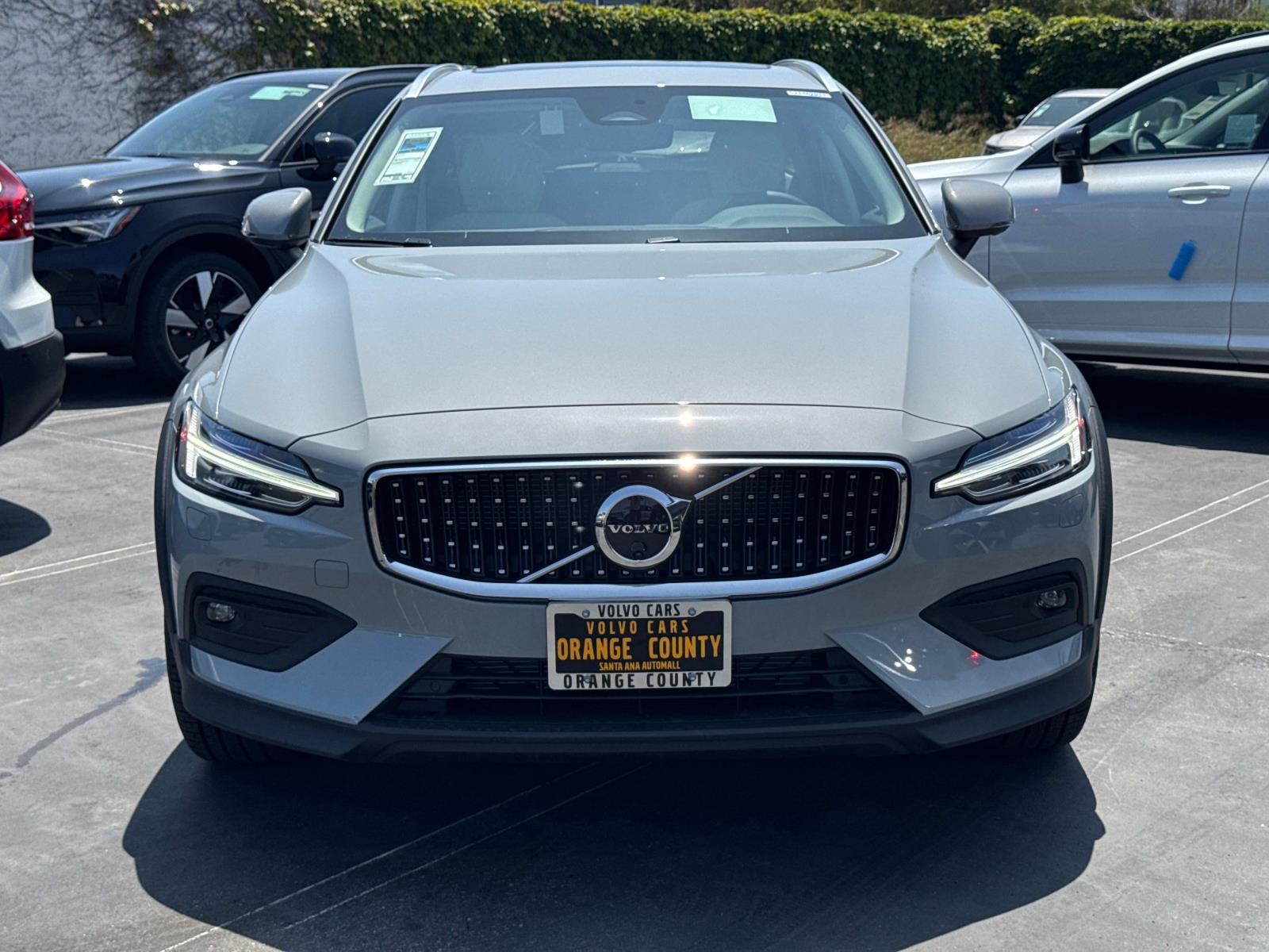 2025 Volvo V60 Cross Country B5 Plus photo 2