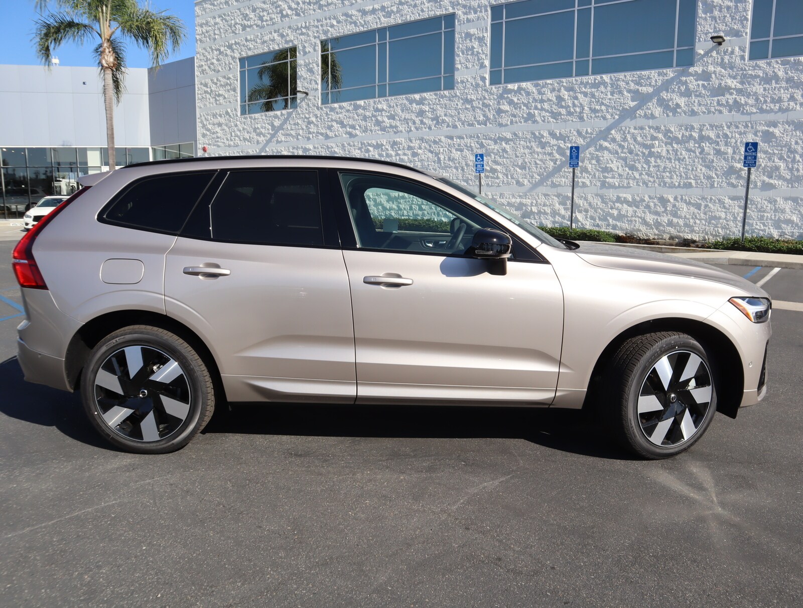 2025 Volvo XC60 Hybrid T8 Plus photo 2