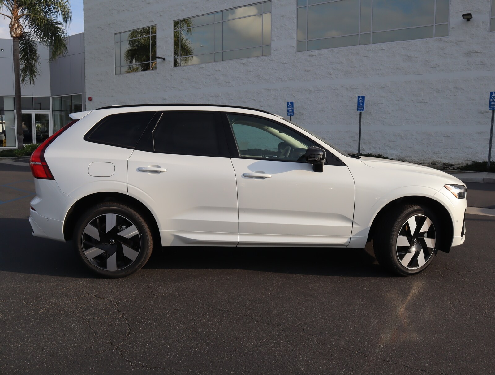 2025 Volvo XC60 T8 Plus photo 3