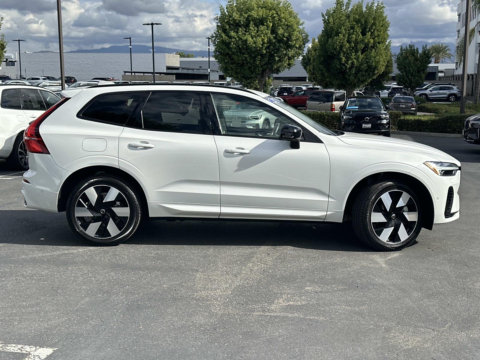 2025 Volvo XC60 Hybrid T8 Plus photo 3