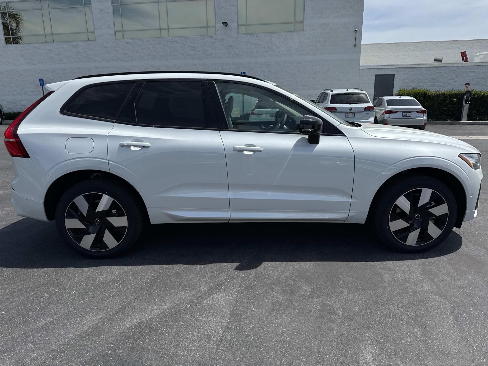 2025 Volvo XC60 Hybrid T8 Plus photo 3