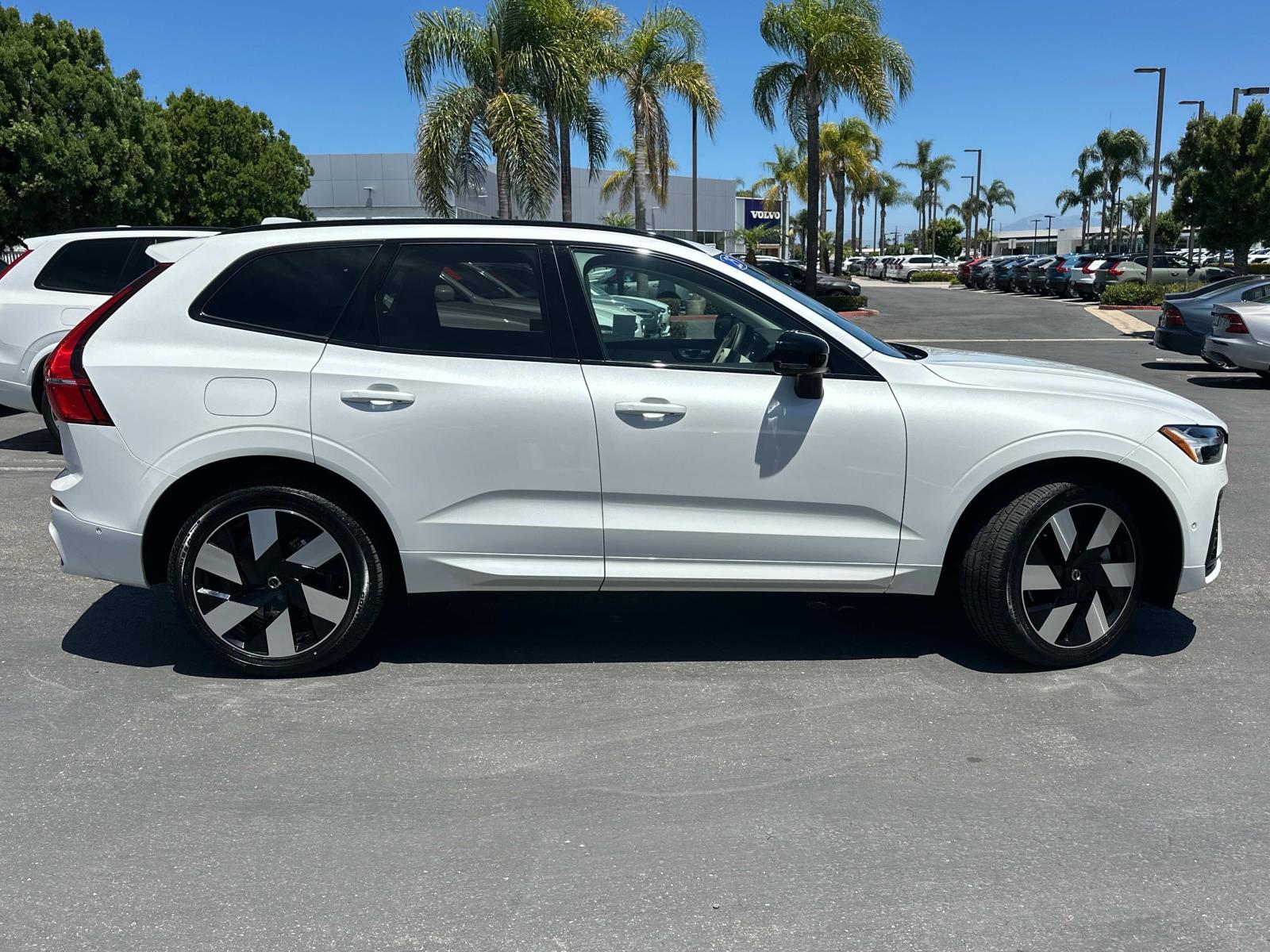 2025 Volvo XC60 Hybrid T8 Plus photo 3