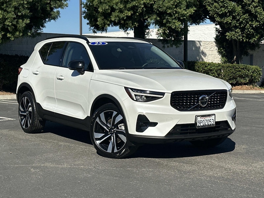 Certified 2025 Volvo XC40 B5 AWD Plus Dark Theme Sport Utility