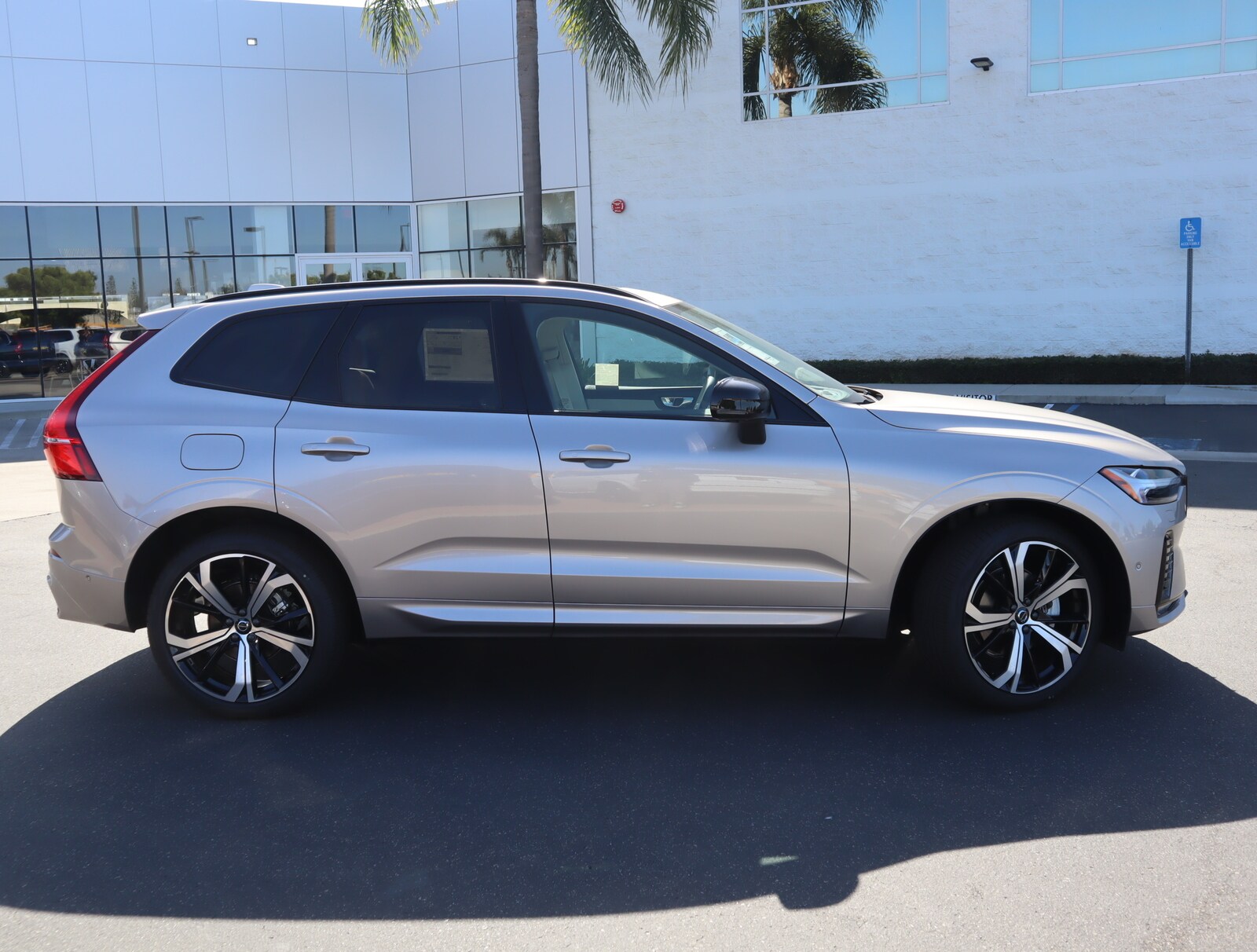 2025 Volvo XC60 B5 photo 3