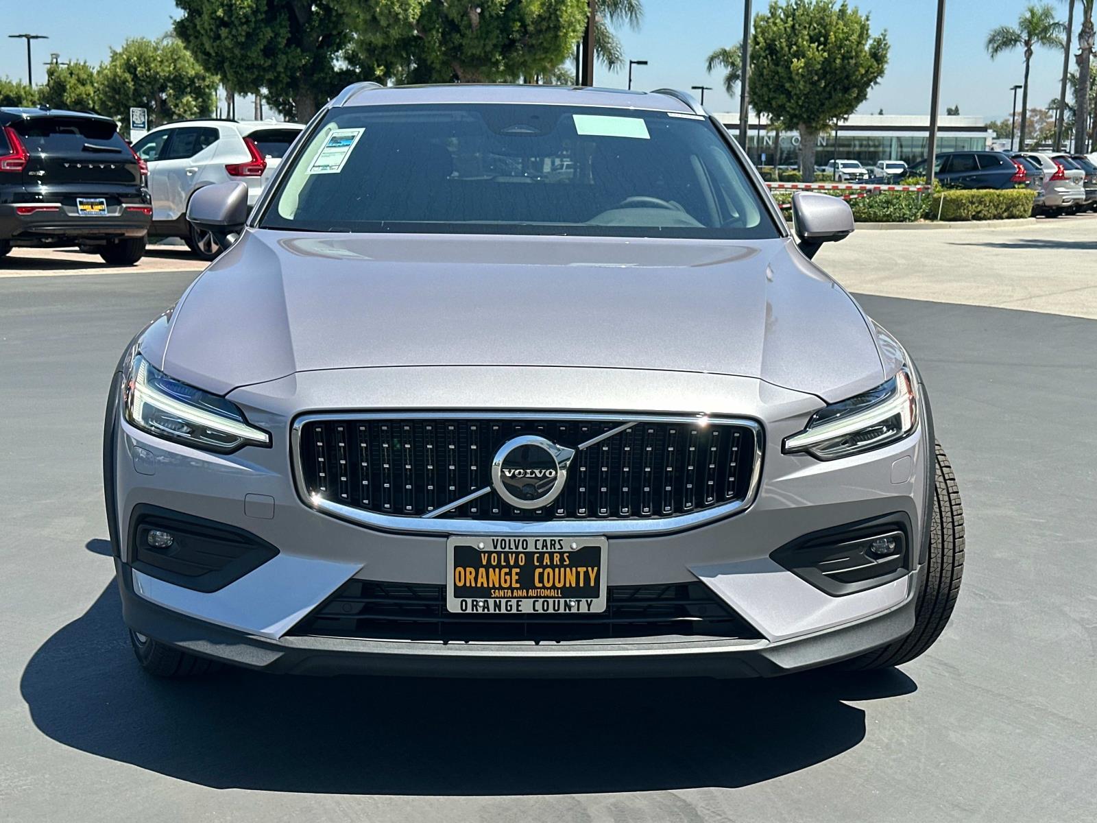 2026 Volvo V60 Cross Country B5 Plus photo 2