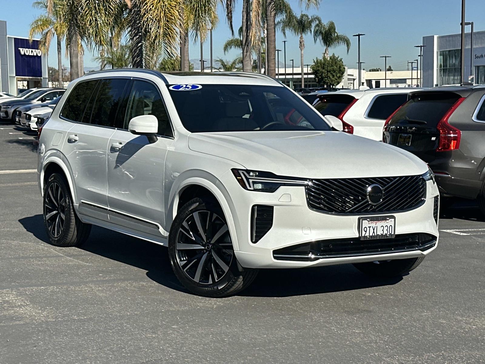 2025 Volvo XC90 Core's photo