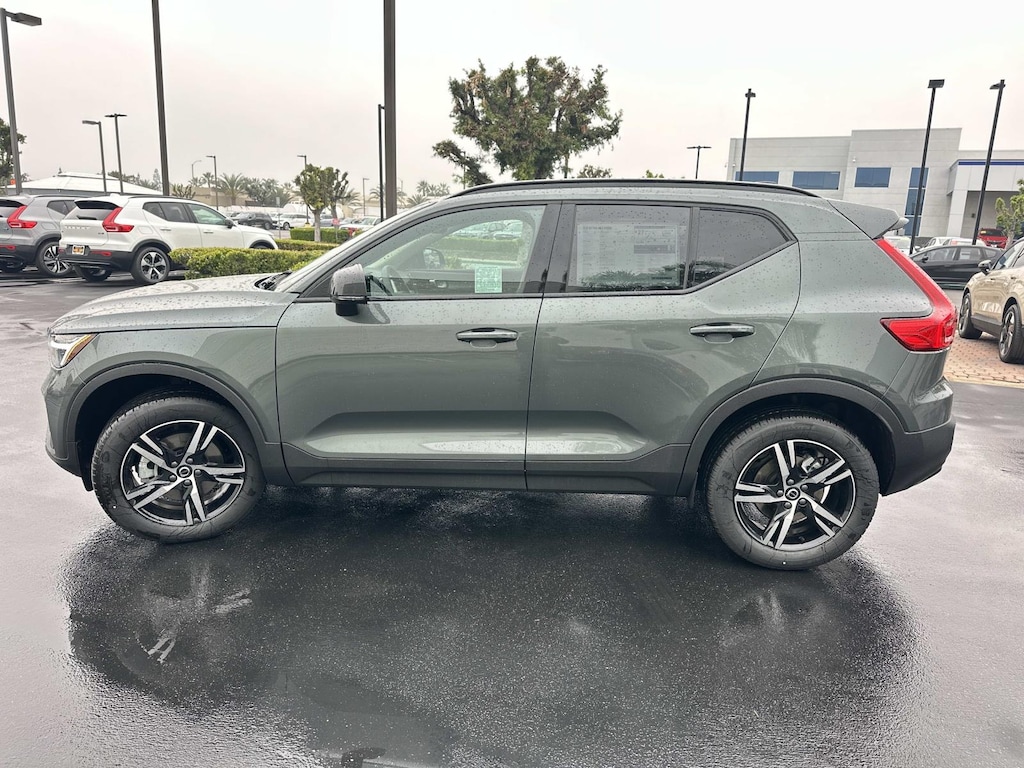 New 2026 Volvo XC40 B4 Core SUV