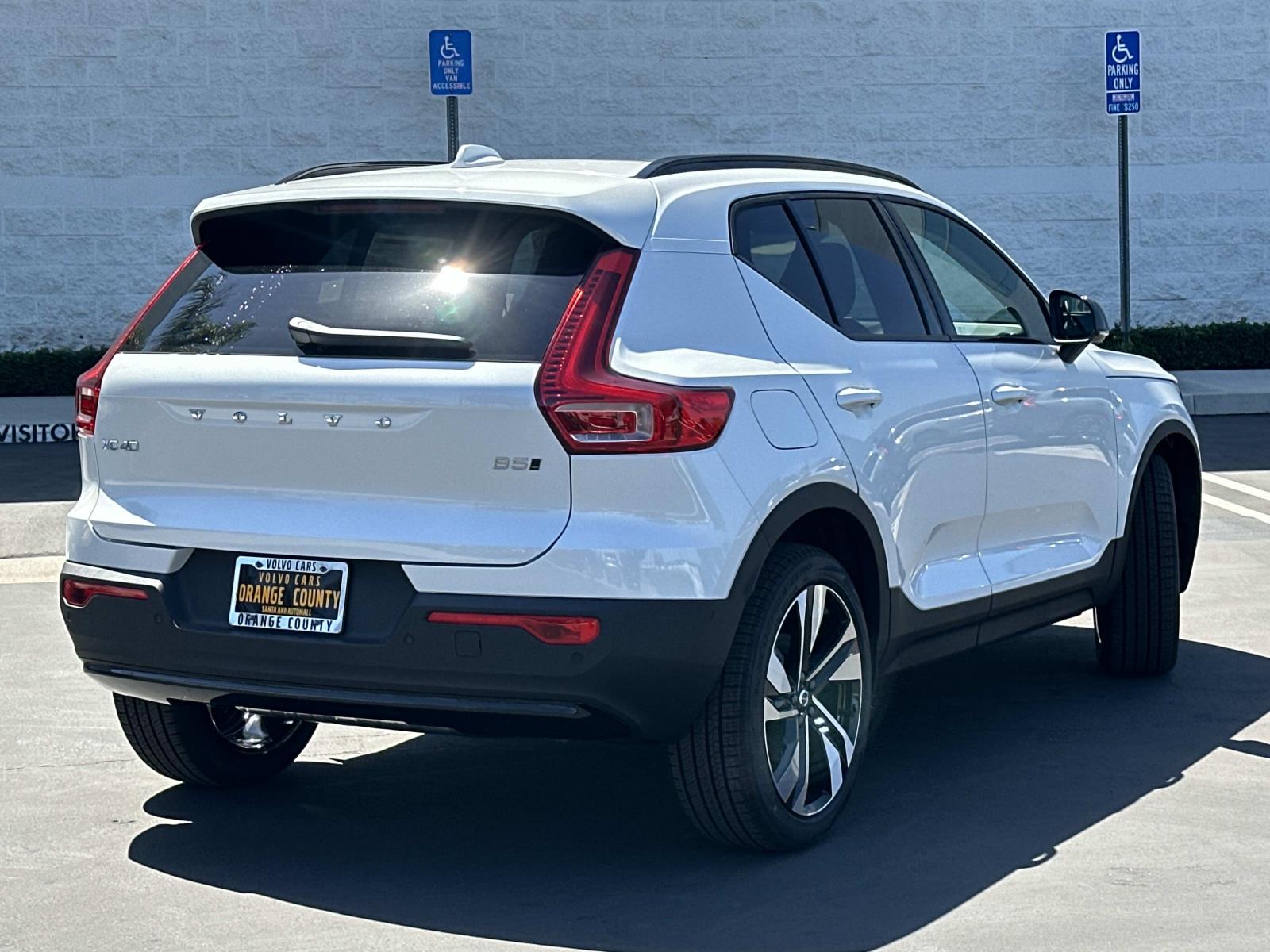 2026 Volvo XC40 photo 4