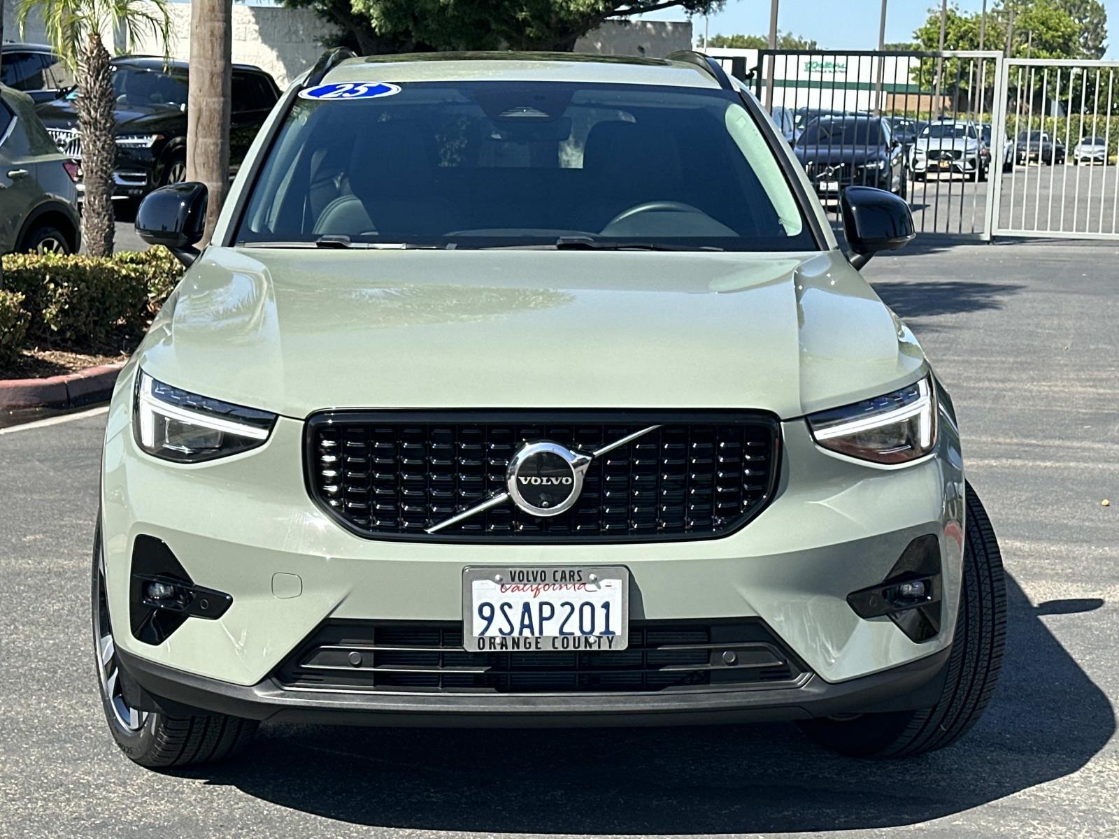 2025 Volvo XC40 AWD photo 2