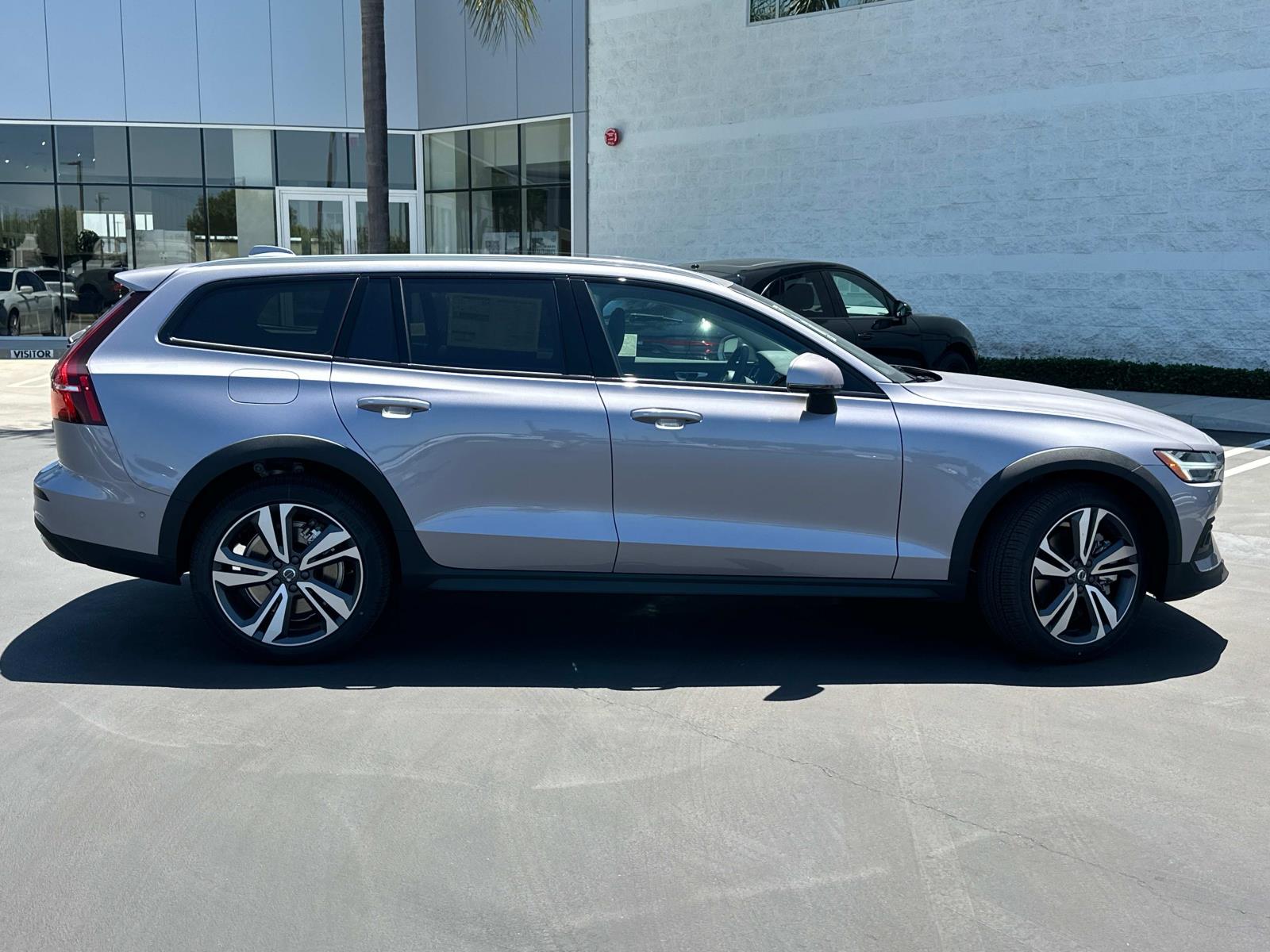 2026 Volvo V60 Cross Country B5 Plus photo 3