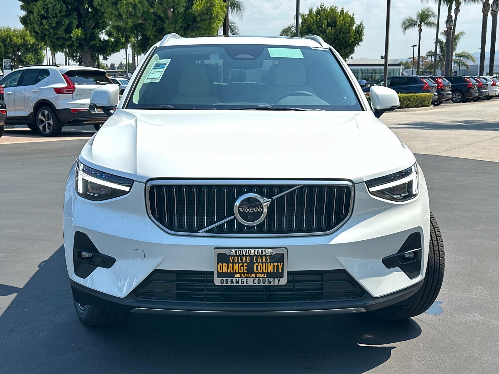 2025 Volvo XC40 photo 2