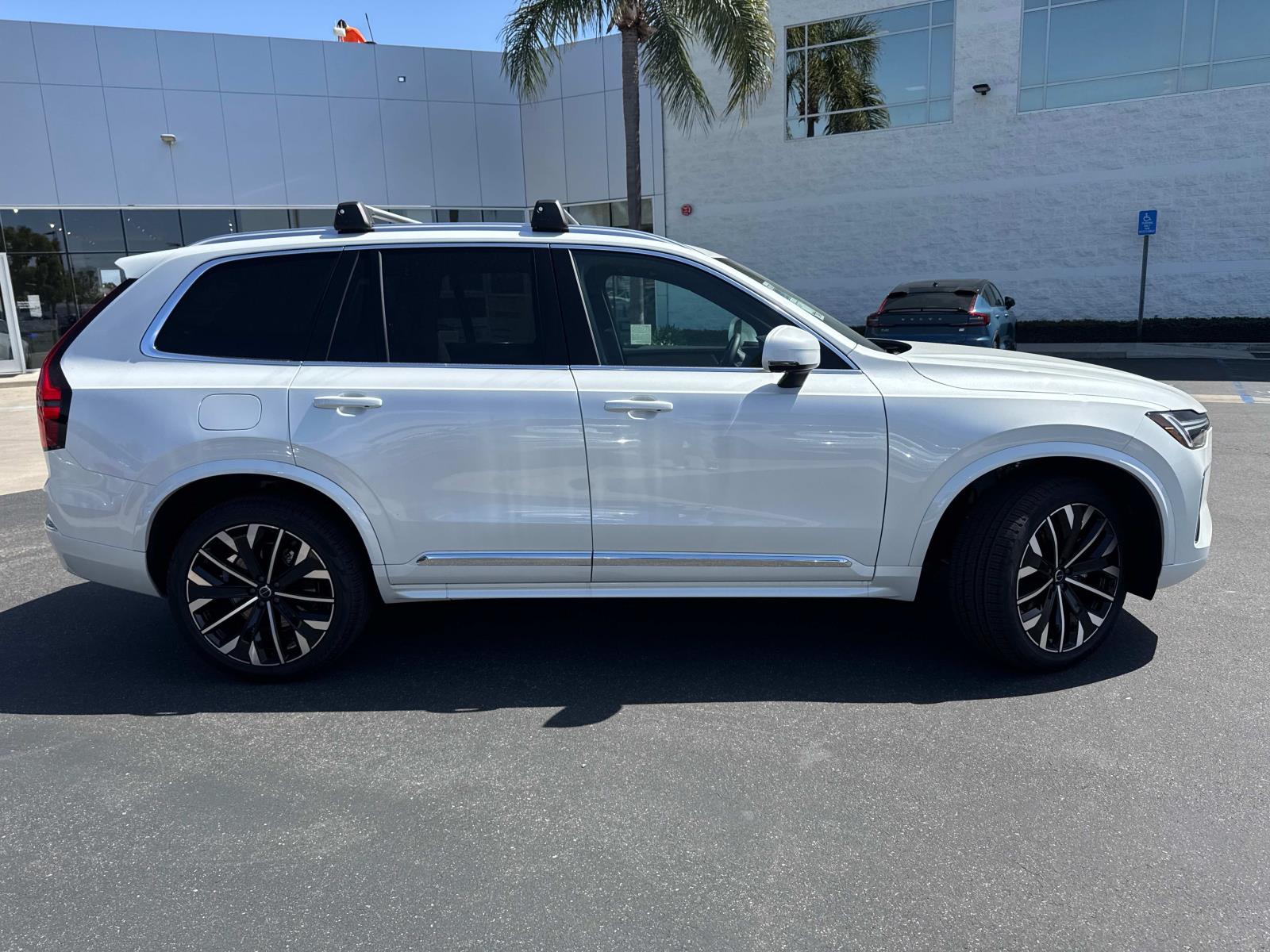 2025 Volvo XC90 B5 Core photo 3