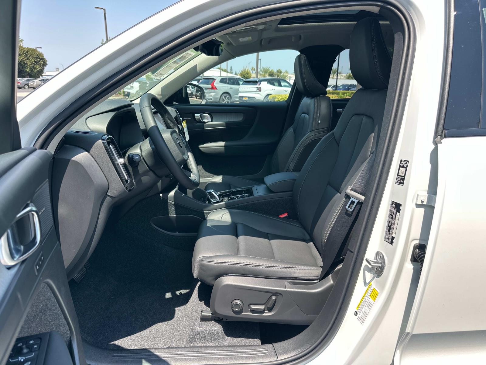 2026 Volvo XC40 Ultra - Photo 13