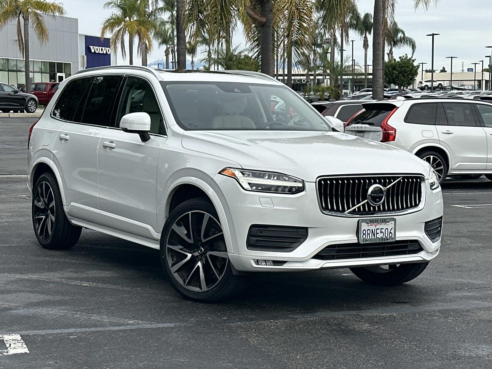 2020 Volvo XC90 Momentum's photo