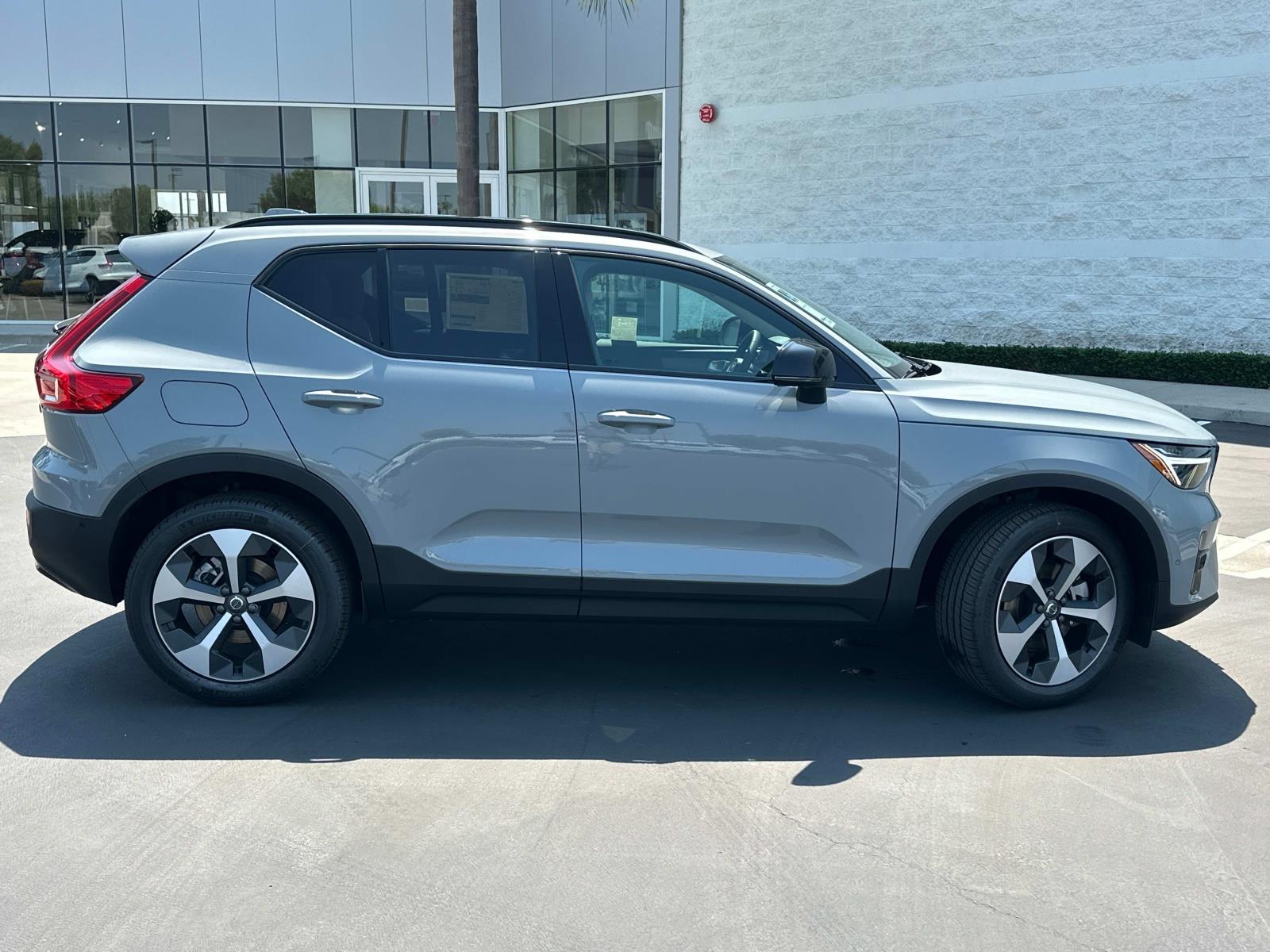2026 Volvo XC40 Plus photo 2