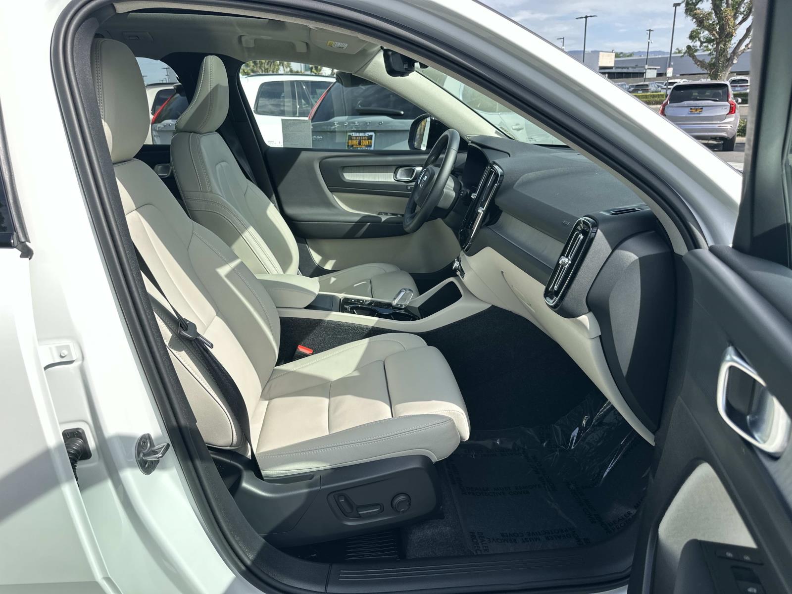 2026 Volvo XC40 Plus - Photo 25