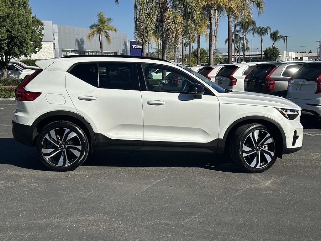 Certified 2025 Volvo XC40 B5 AWD Plus Dark Theme Sport Utility