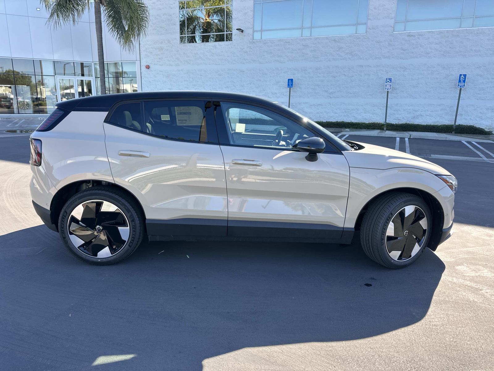 2026 Volvo EX30 Ultra photo 2