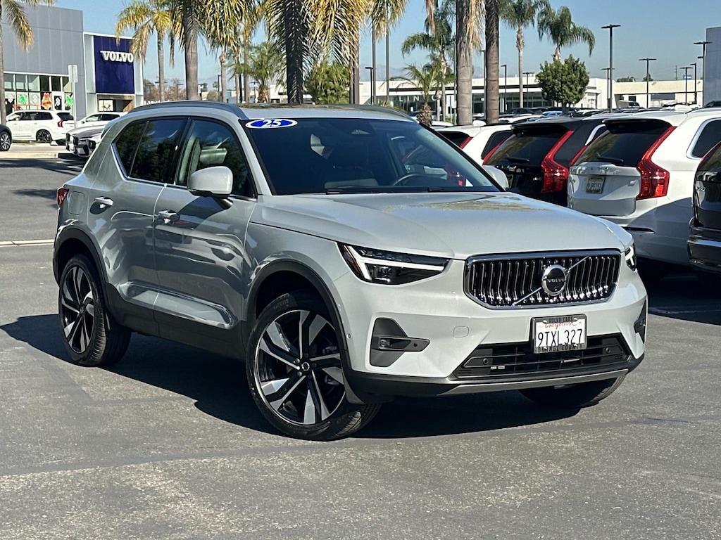 Certified 2025 Volvo XC40 B5 AWD Ultra Bright Theme Sport Utility