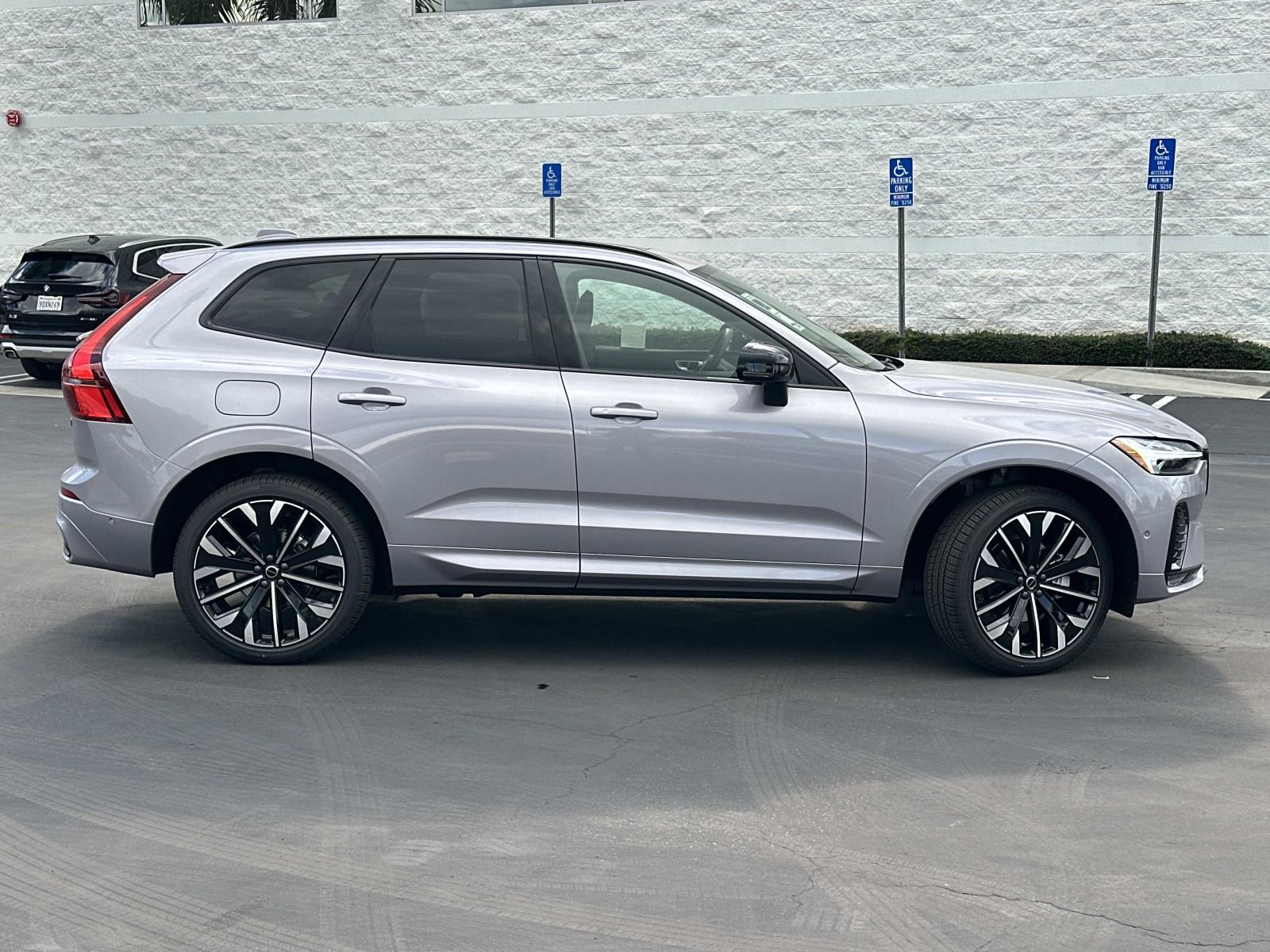 2026 Volvo XC60 B5 photo 3