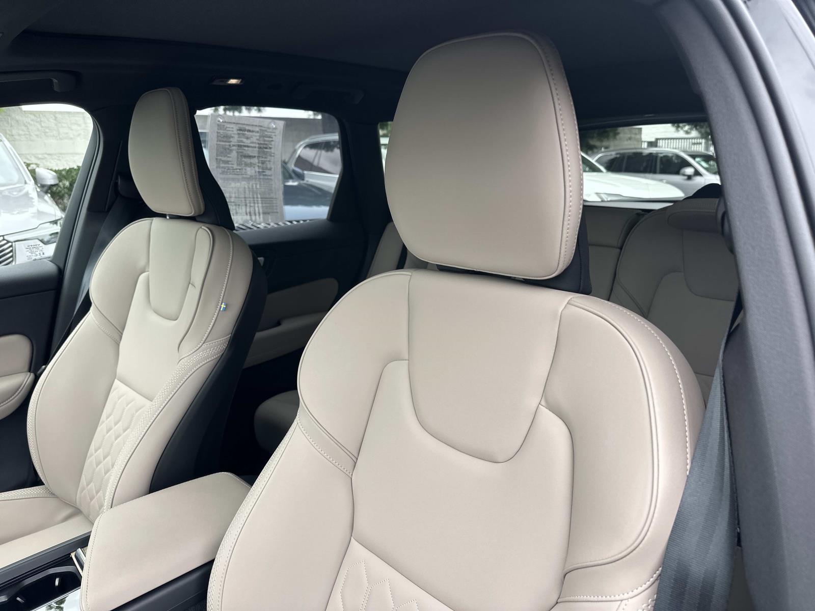 2026 Volvo XC60 Plus - Photo 18