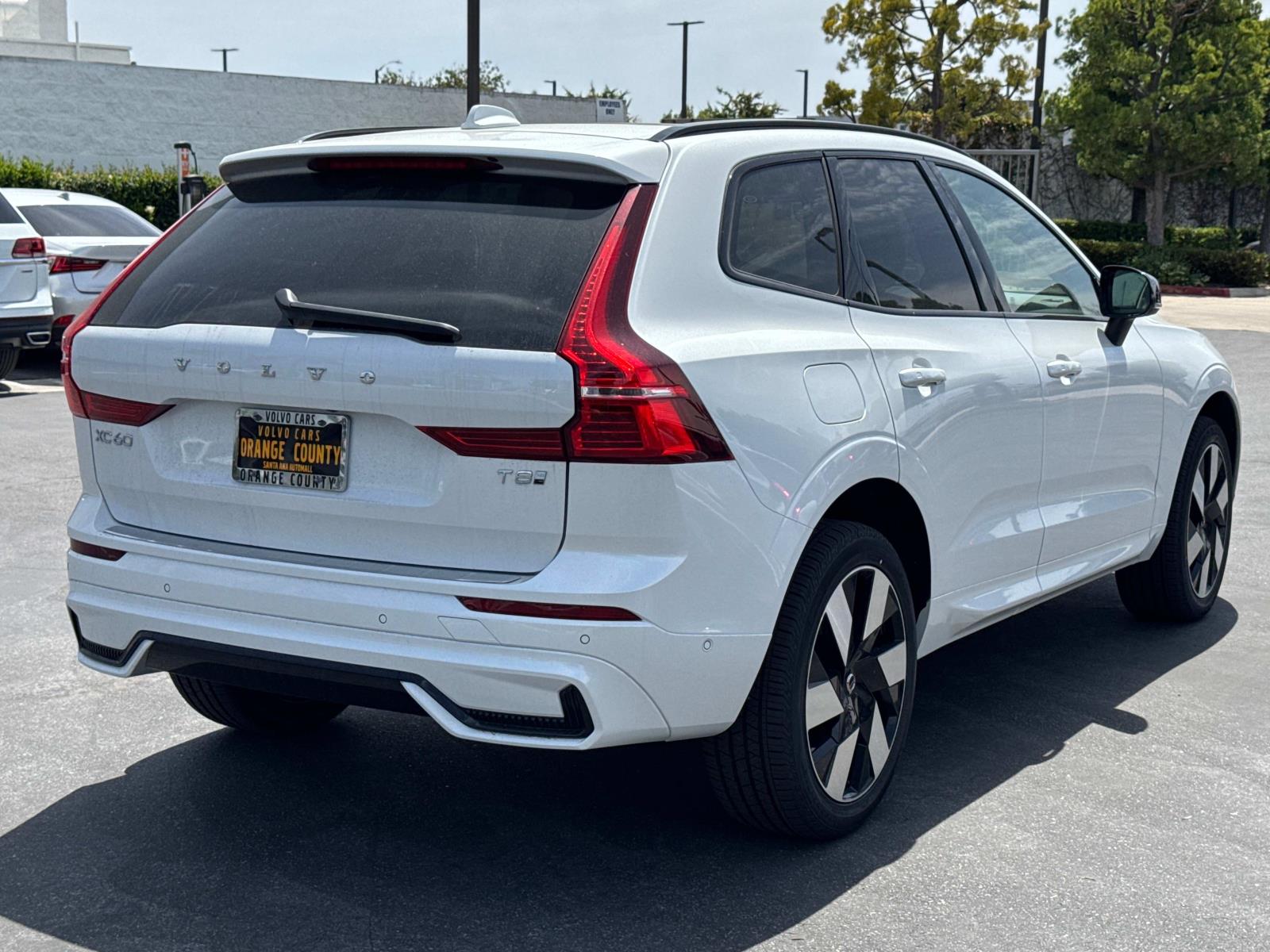 2025 Volvo XC60 Hybrid T8 Plus photo 4