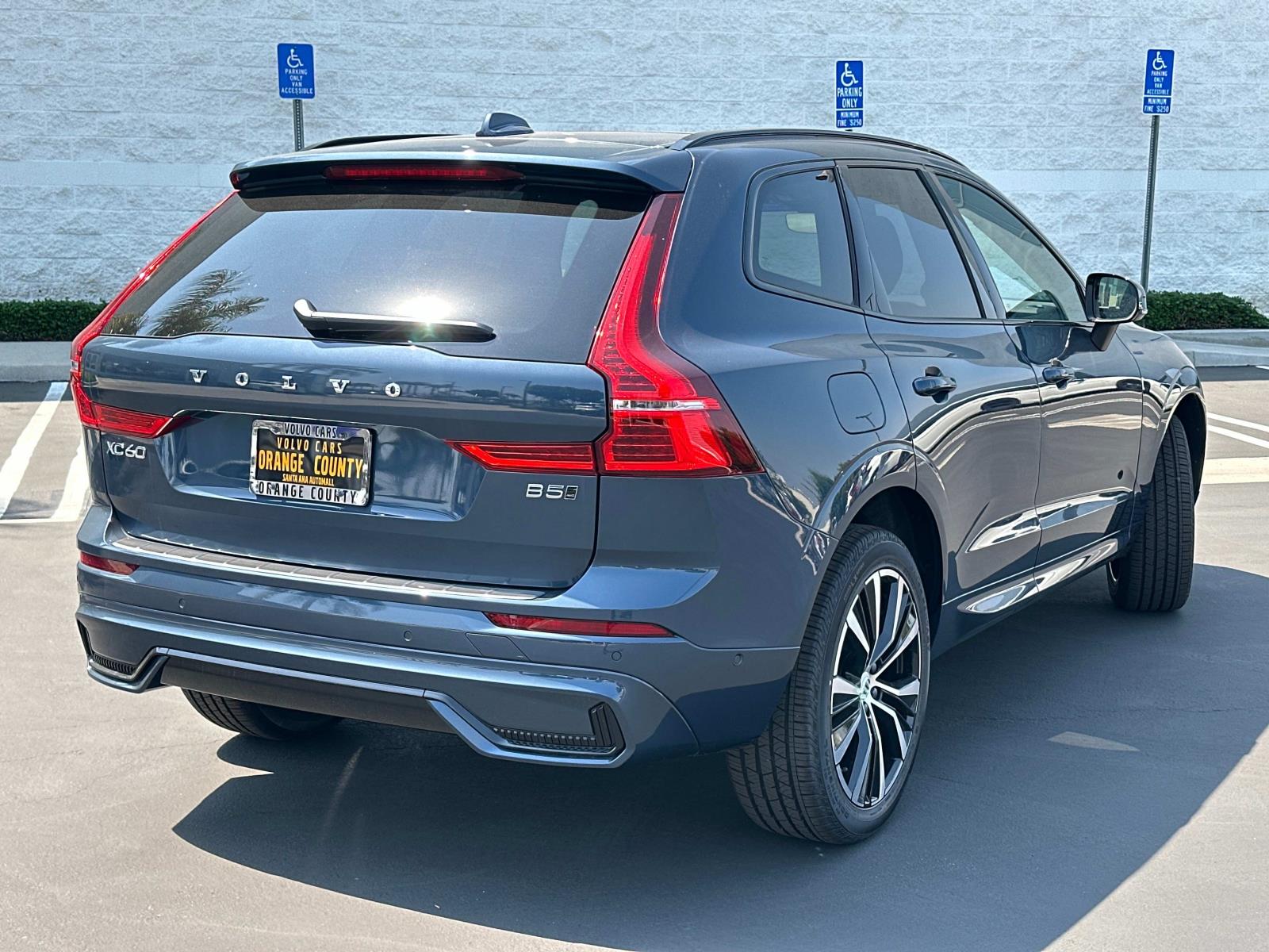 2025 Volvo XC60 B5 Plus photo 3