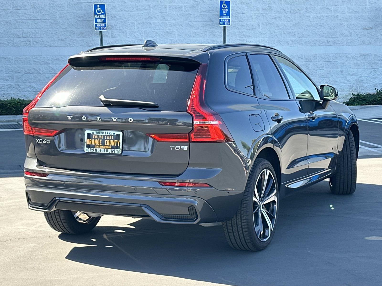 2025 Volvo XC60 Hybrid T8 photo 4