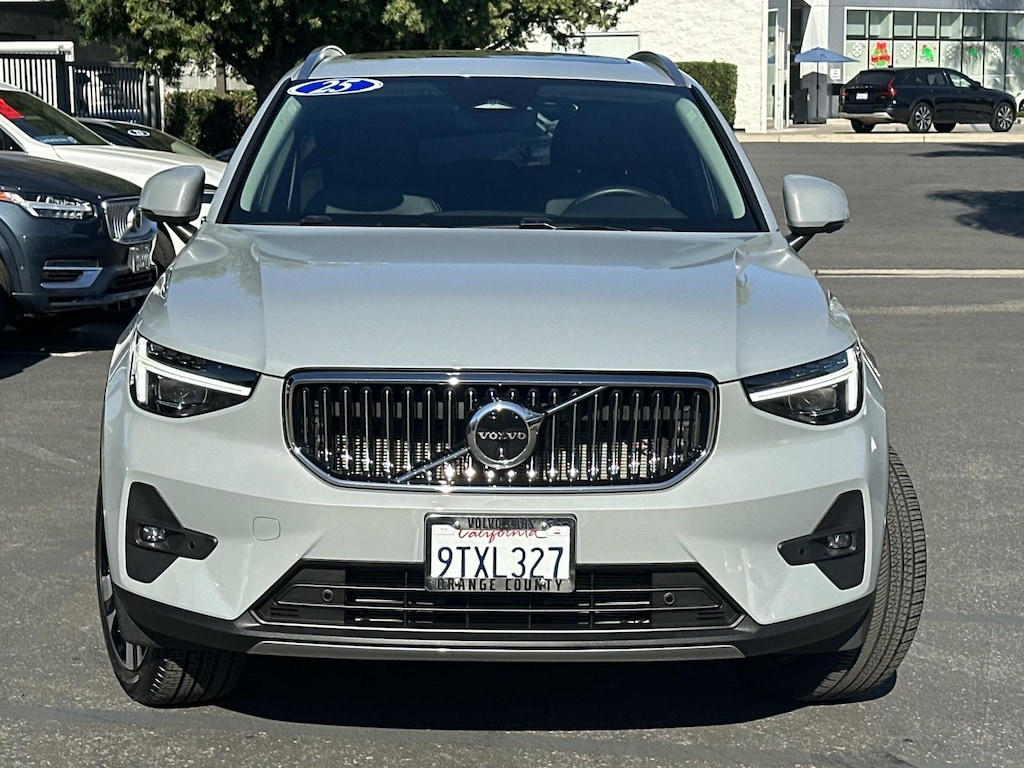 Certified 2025 Volvo XC40 B5 AWD Ultra Bright Theme Sport Utility
